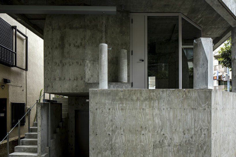 AAOAA 在东京用不规则混凝土建筑打破建筑惯例