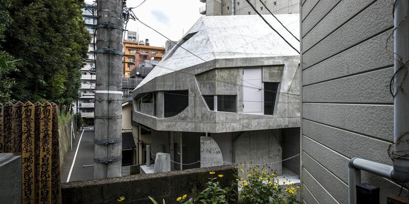 AAOAA 在东京用不规则混凝土建筑打破建筑惯例