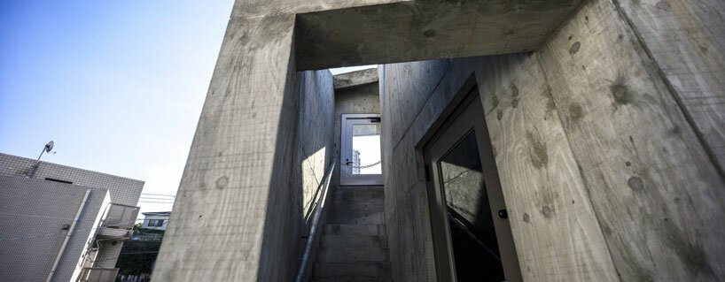 AAOAA 在东京用不规则混凝土建筑打破建筑惯例