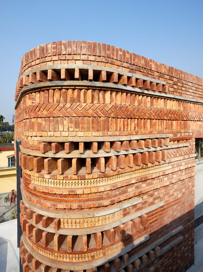 abin 设计工作室将陶瓷和砖砌体与其位于印度的画廊住宅融为一体