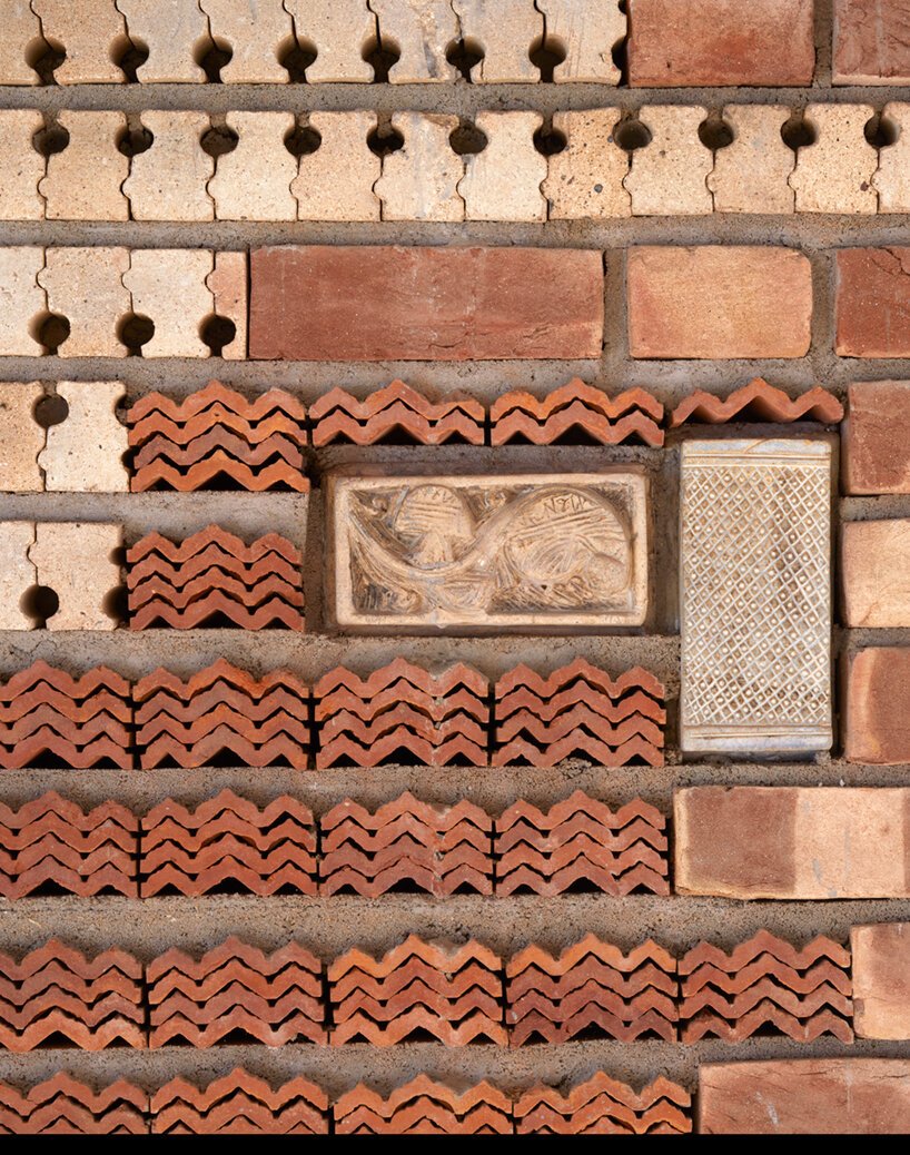 abin 设计工作室将陶瓷和砖砌体与其位于印度的画廊住宅融为一体