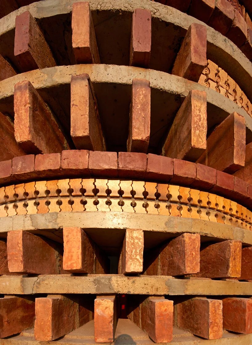 abin 设计工作室将陶瓷和砖砌体与其位于印度的画廊住宅融为一体