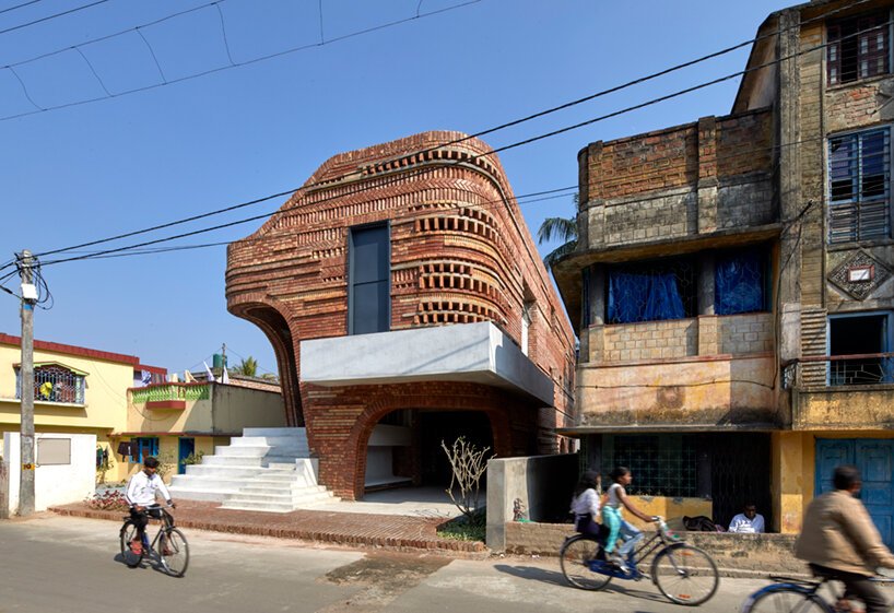 abin 设计工作室将陶瓷和砖砌体与其位于印度的画廊住宅融为一体