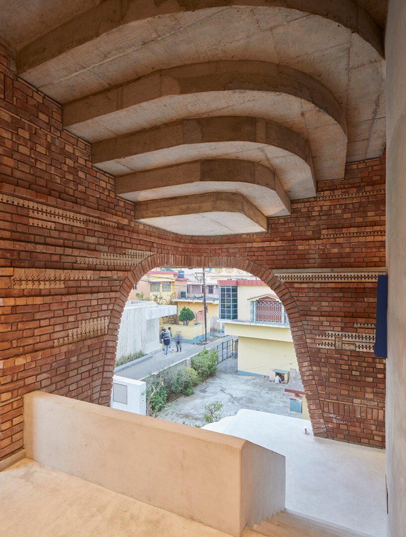 abin 设计工作室将陶瓷和砖砌体与其位于印度的画廊住宅融为一体