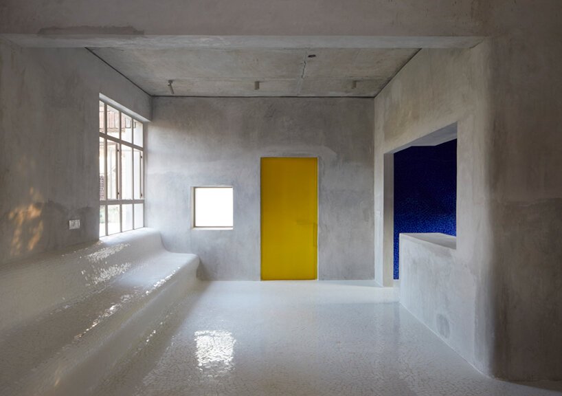 abin 设计工作室将陶瓷和砖砌体与其位于印度的画廊住宅融为一体