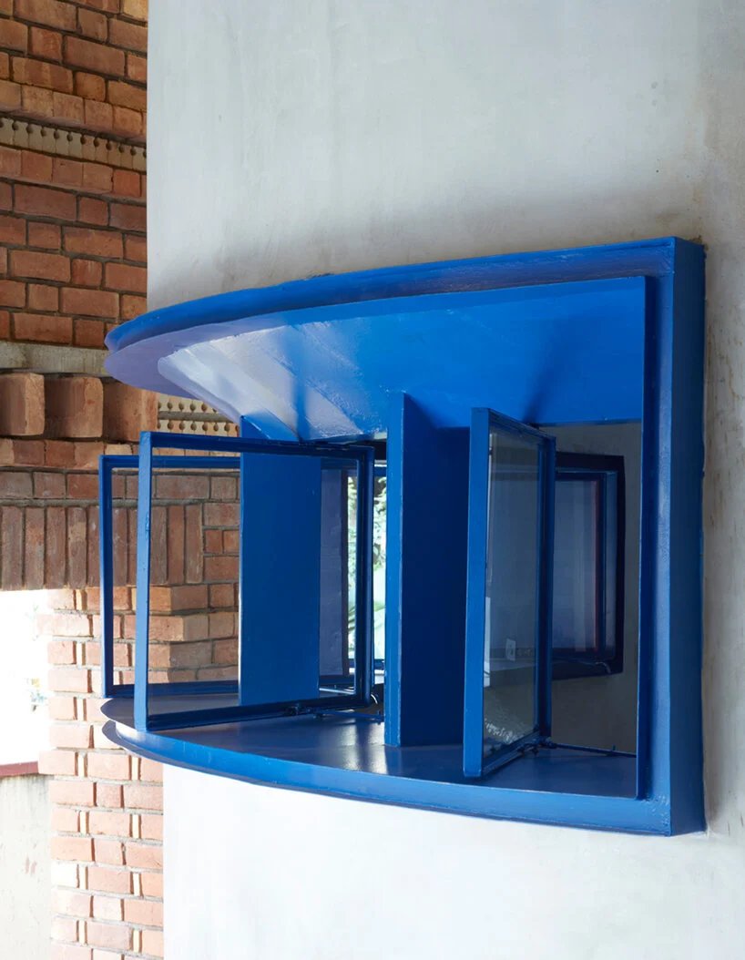 abin 设计工作室将陶瓷和砖砌体与其位于印度的画廊住宅融为一体