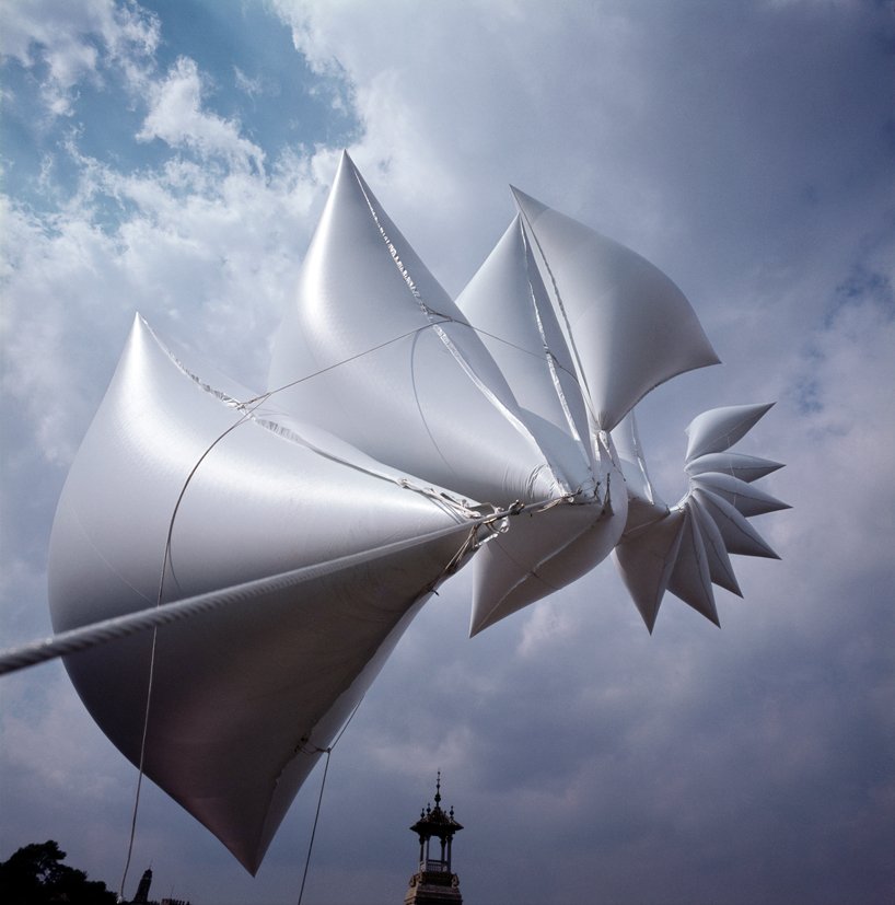 aerodream-exhibition-history-of-inflatable-architecture-designboom-04