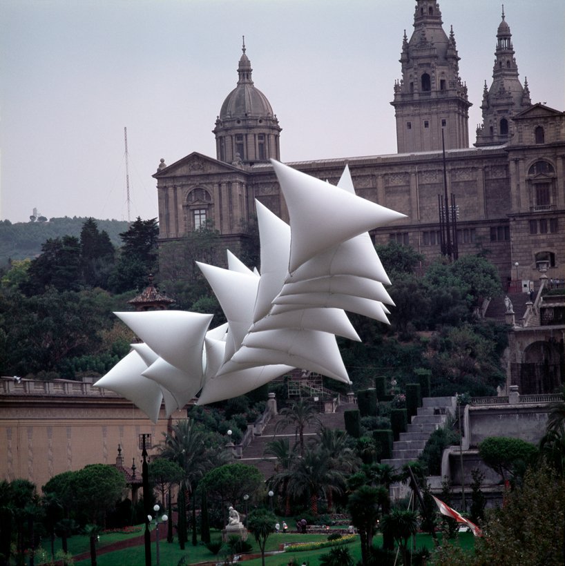 aerodream-exhibition-history-of-inflatable-architecture-designboom-04