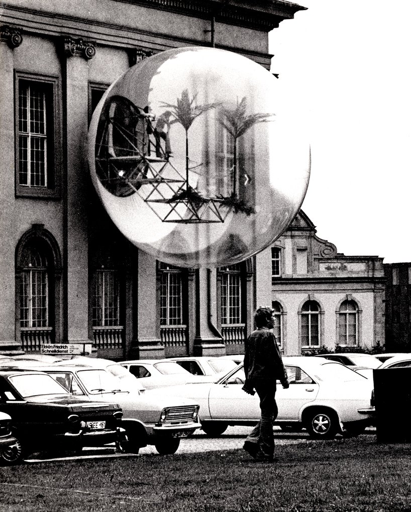 aerodream-exhibition-history-of-inflatable-architecture-designboom-04
