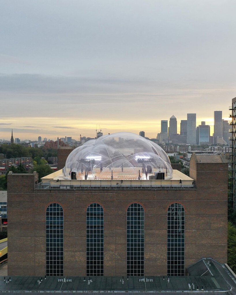 smiljan Radic 为东伦敦亚历山大麦昆秀搭建云状圆顶