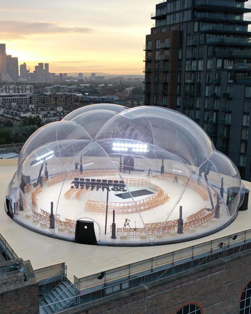 smiljan Radic 为东伦敦亚历山大麦昆秀搭建云状圆顶