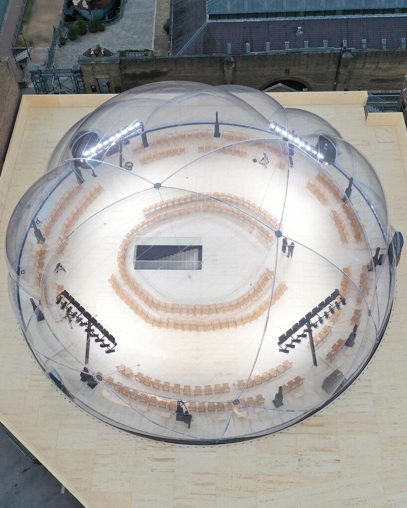 smiljan Radic 为东伦敦亚历山大麦昆秀搭建云状圆顶