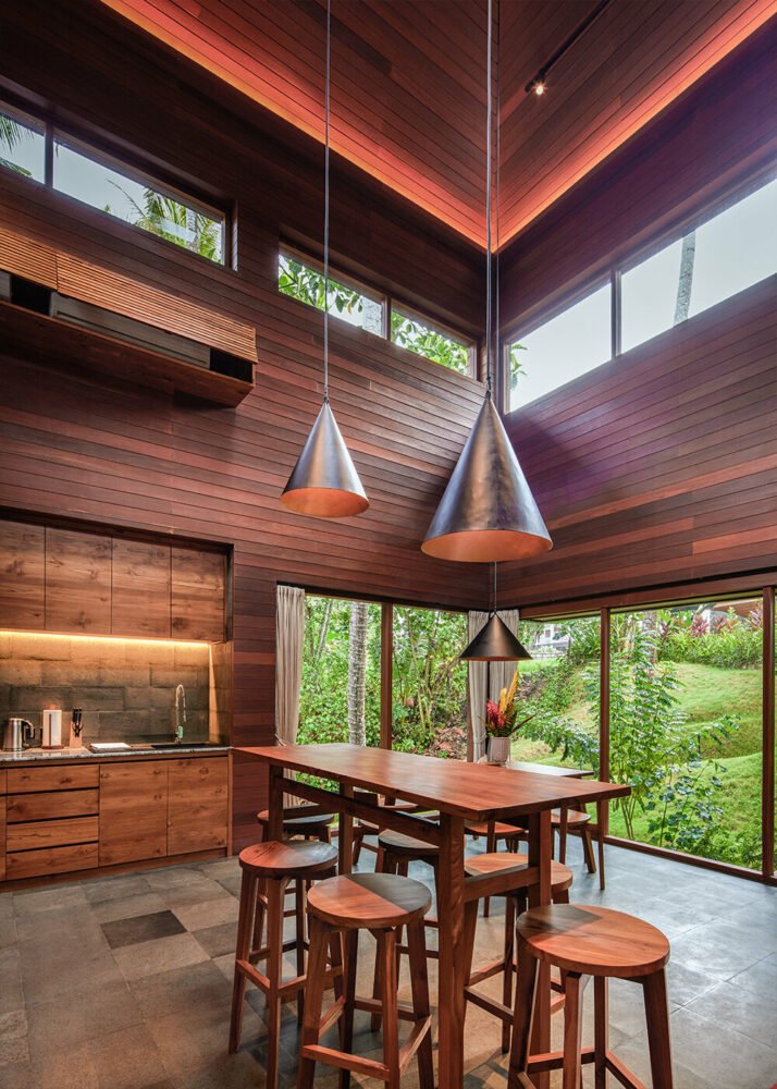 亚历克西斯·多尼尔 (Alexis Dornier) 在巴厘岛市中心的热带森林中建造了“鸟屋”度假村 亚历克西斯·多尼尔 (Alexis Dornier) 在巴厘岛市中心的热带森林中建造了“鸟屋”度假村