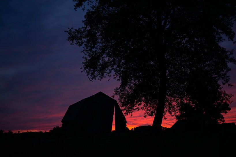 秘密天空:凯蒂·纽厄尔(Catie Newell)在密歇根州乡村的一个旧谷仓中切出一个三角形截面 秘密天空:凯蒂·纽厄尔(Catie Newell)在密歇根州乡村的一个旧谷仓中切出一个三角形截面