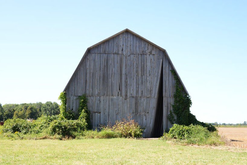 秘密天空:凯蒂·纽厄尔(Catie Newell)在密歇根州乡村的一个旧谷仓中切出一个三角形截面 秘密天空:凯蒂·纽厄尔(Catie Newell)在密歇根州乡村的一个旧谷仓中切出一个三角形截面