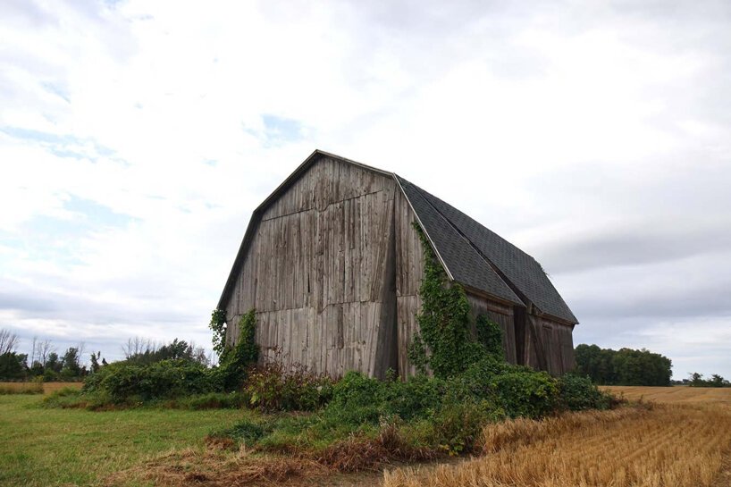 秘密天空:凯蒂·纽厄尔(Catie Newell)在密歇根州乡村的一个旧谷仓中切出一个三角形截面 秘密天空:凯蒂·纽厄尔(Catie Newell)在密歇根州乡村的一个旧谷仓中切出一个三角形截面