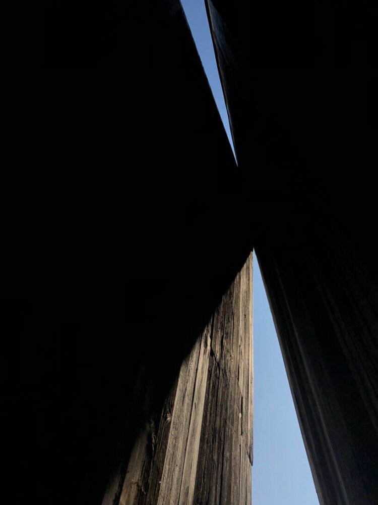 秘密天空:凯蒂·纽厄尔(Catie Newell)在密歇根州乡村的一个旧谷仓中切出一个三角形截面 秘密天空:凯蒂·纽厄尔(Catie Newell)在密歇根州乡村的一个旧谷仓中切出一个三角形截面