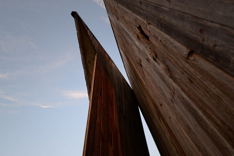 秘密天空:凯蒂·纽厄尔(Catie Newell)在密歇根州乡村的一个旧谷仓中切出一个三角形截面 秘密天空:凯蒂·纽厄尔(Catie Newell)在密歇根州乡村的一个旧谷仓中切出一个三角形截面