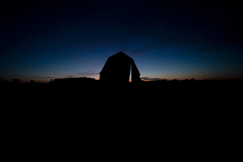 秘密天空:凯蒂·纽厄尔(Catie Newell)在密歇根州乡村的一个旧谷仓中切出一个三角形截面 秘密天空:凯蒂·纽厄尔(Catie Newell)在密歇根州乡村的一个旧谷仓中切出一个三角形截面