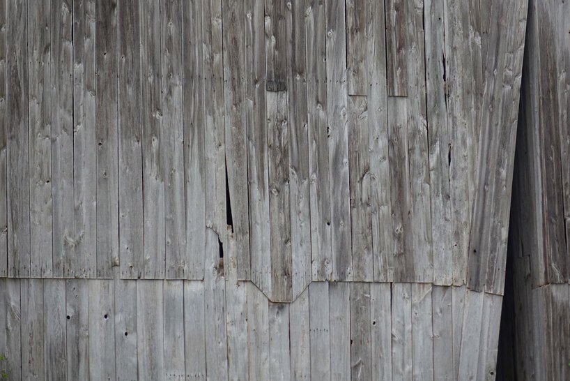 秘密天空:凯蒂·纽厄尔(Catie Newell)在密歇根州乡村的一个旧谷仓中切出一个三角形截面 秘密天空:凯蒂·纽厄尔(Catie Newell)在密歇根州乡村的一个旧谷仓中切出一个三角形截面