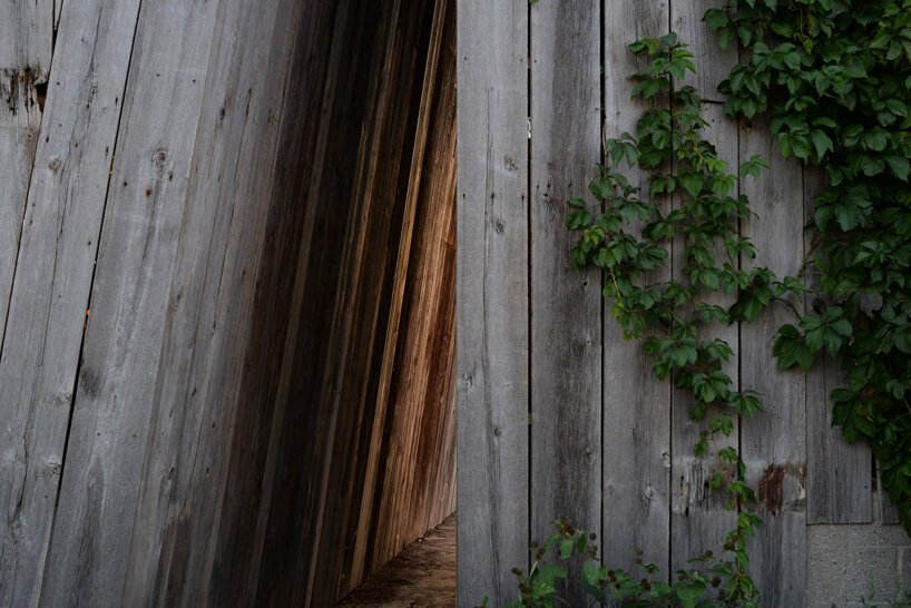 秘密天空:凯蒂·纽厄尔(Catie Newell)在密歇根州乡村的一个旧谷仓中切出一个三角形截面 秘密天空:凯蒂·纽厄尔(Catie Newell)在密歇根州乡村的一个旧谷仓中切出一个三角形截面