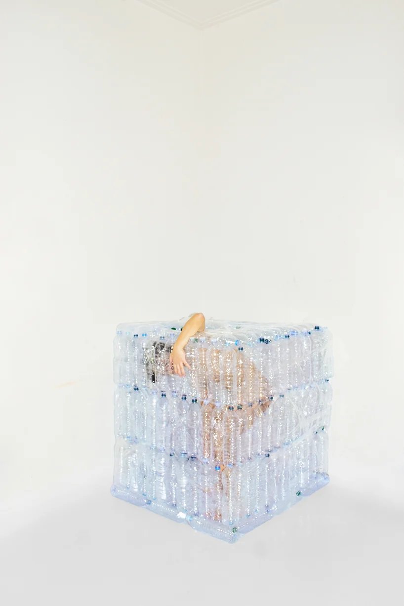 琥珀是一件消耗一切的艺术品,凸显了塑料污染的危险 琥珀是一件消耗一切的艺术品,凸显了塑料污染的危险