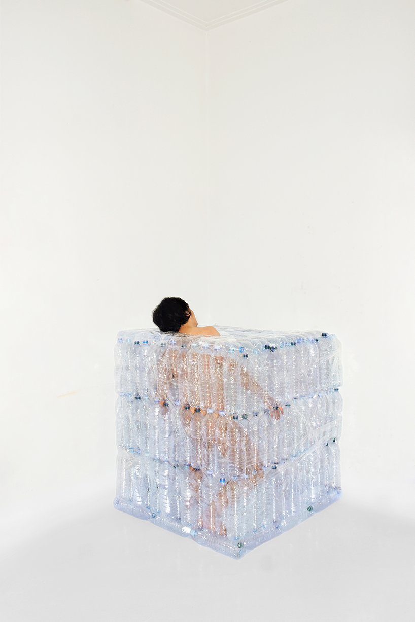 琥珀是一件消耗一切的艺术品,凸显了塑料污染的危险 琥珀是一件消耗一切的艺术品,凸显了塑料污染的危险