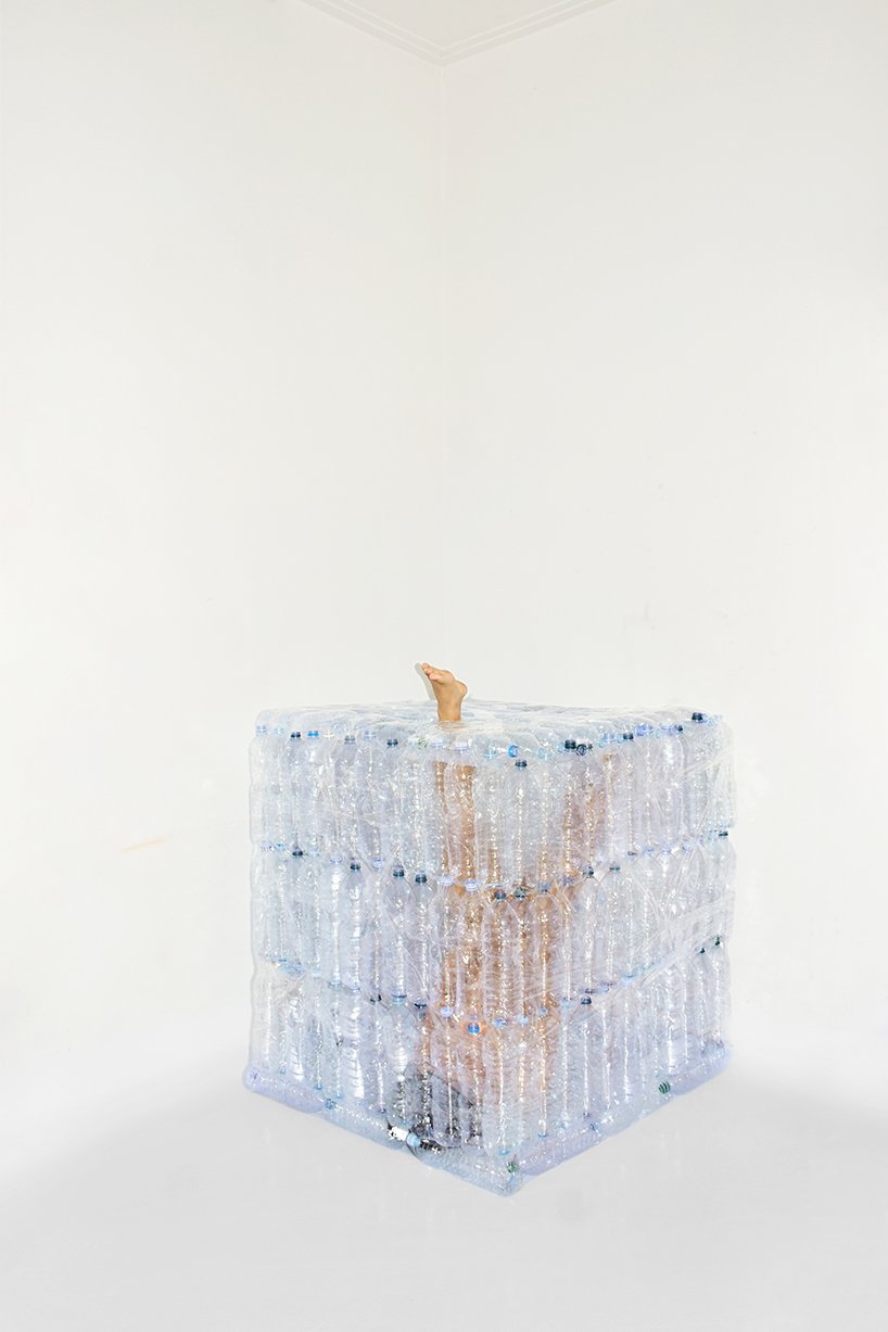 琥珀是一件消耗一切的艺术品,凸显了塑料污染的危险 琥珀是一件消耗一切的艺术品,凸显了塑料污染的危险