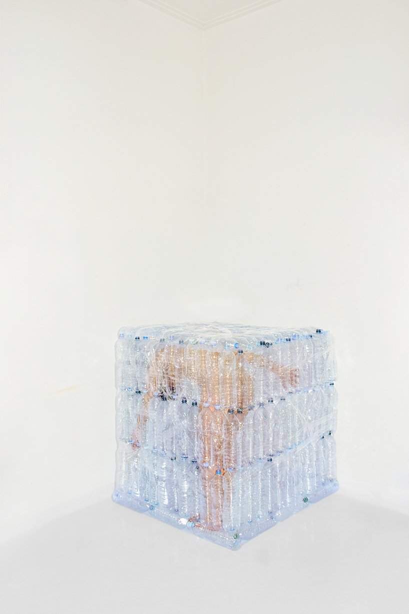 琥珀是一件消耗一切的艺术品,凸显了塑料污染的危险 琥珀是一件消耗一切的艺术品,凸显了塑料污染的危险