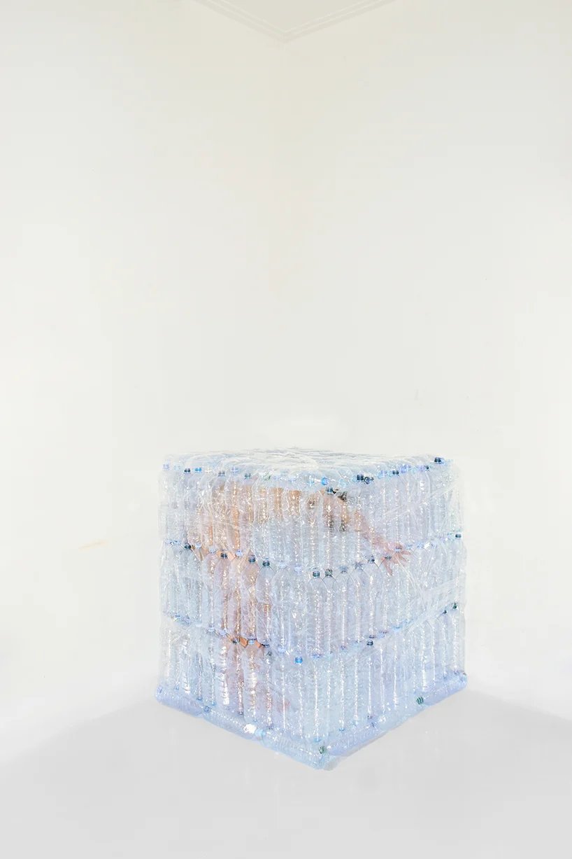 琥珀是一件消耗一切的艺术品,凸显了塑料污染的危险 琥珀是一件消耗一切的艺术品,凸显了塑料污染的危险