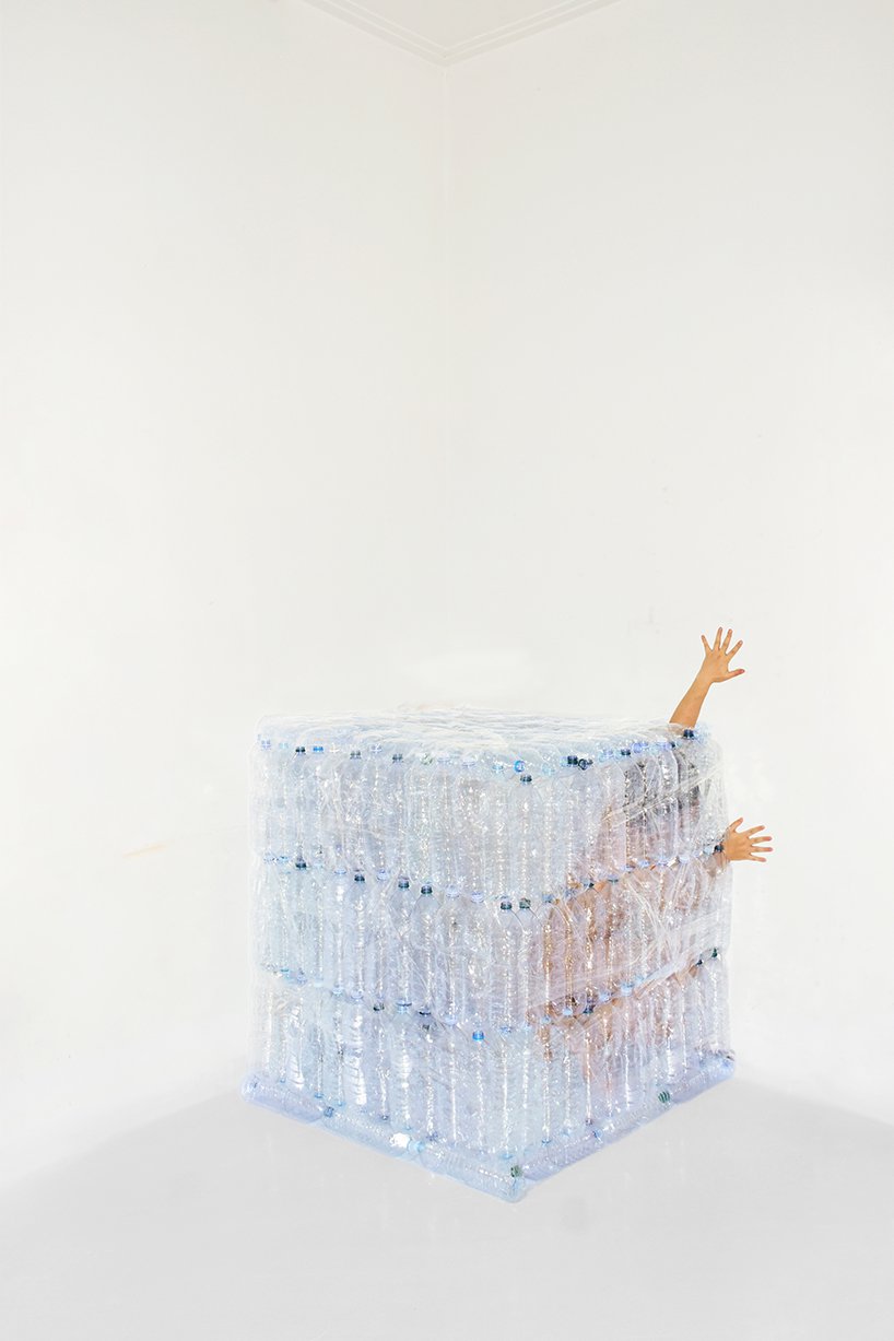 琥珀是一件消耗一切的艺术品,凸显了塑料污染的危险 琥珀是一件消耗一切的艺术品,凸显了塑料污染的危险