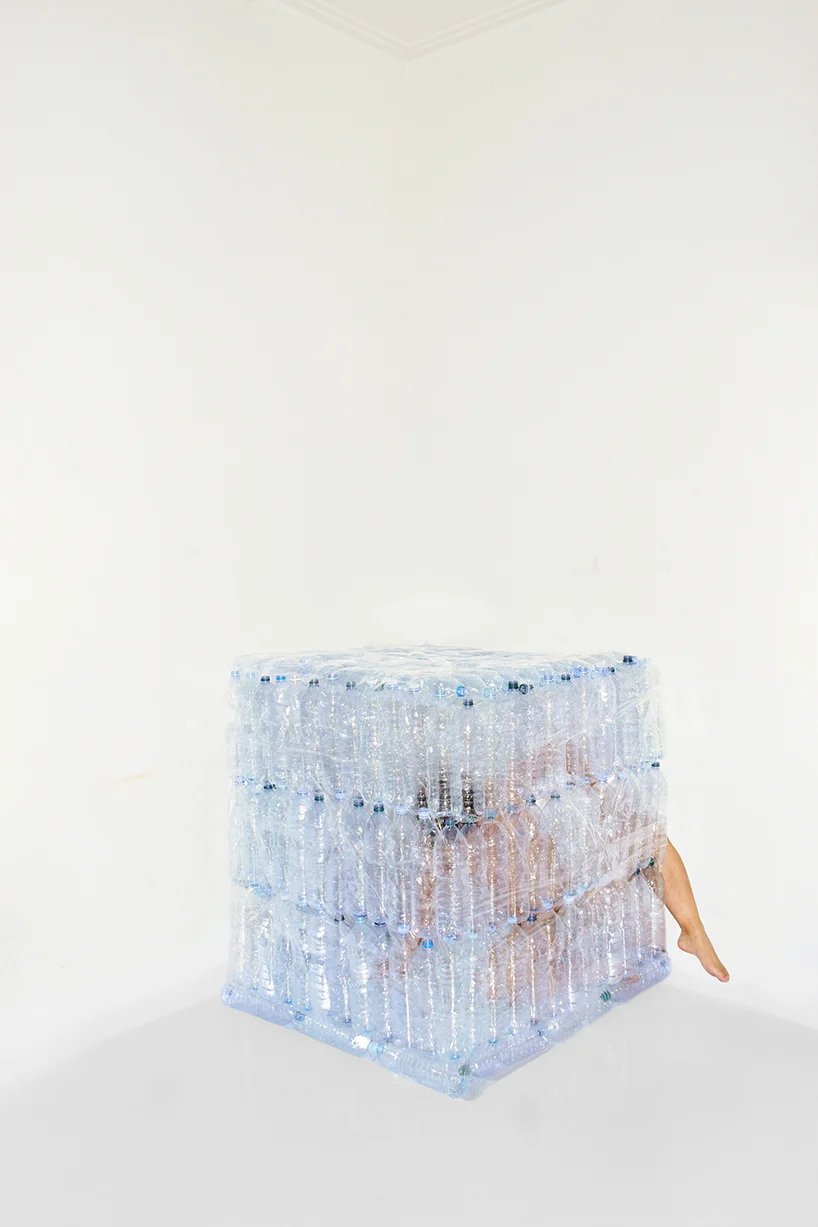 琥珀是一件消耗一切的艺术品,凸显了塑料污染的危险 琥珀是一件消耗一切的艺术品,凸显了塑料污染的危险