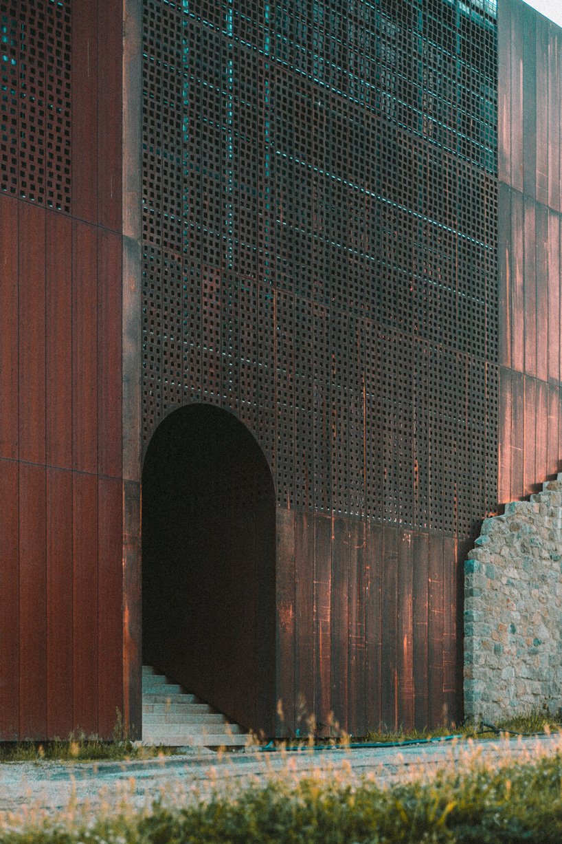 amelia tavella 为科西嘉岛 15 世纪修道院添加了铜包层扩建部分