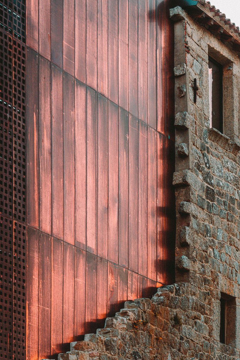 amelia tavella 为科西嘉岛 15 世纪修道院添加了铜包层扩建部分