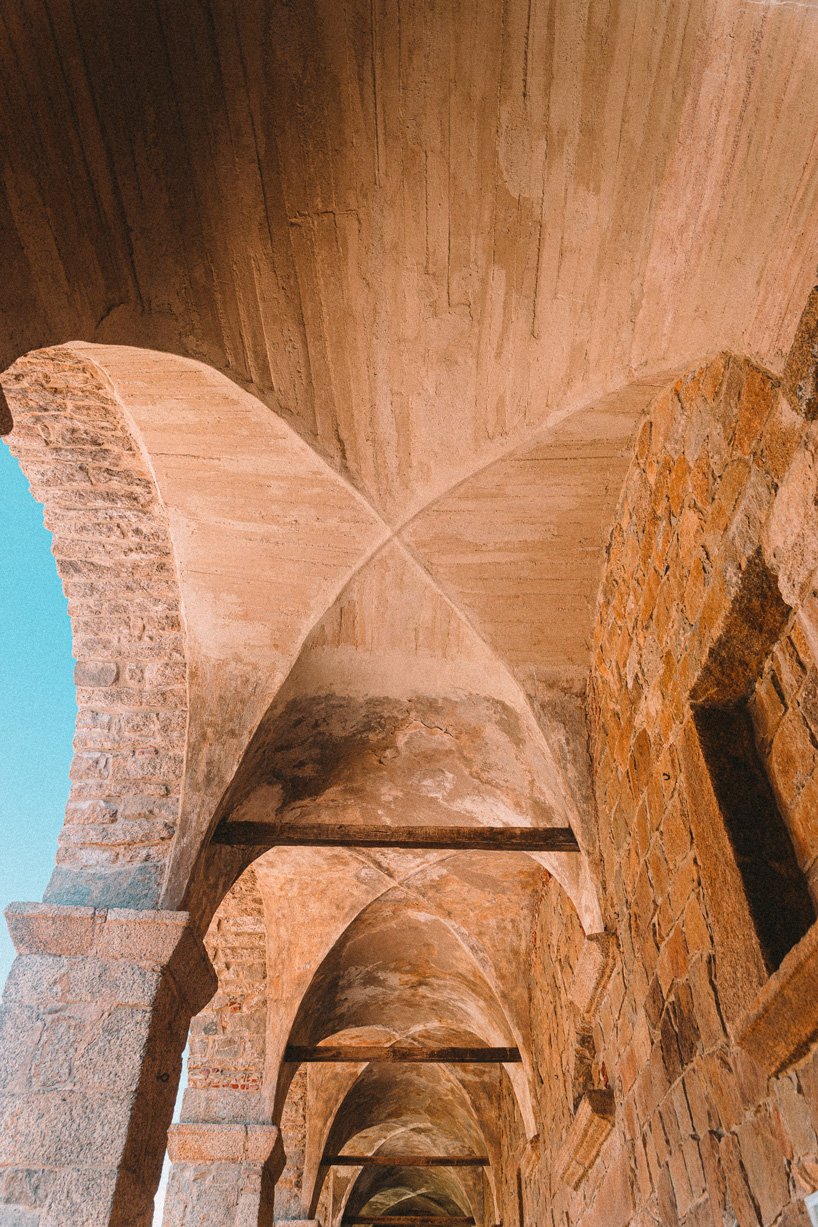 amelia tavella 为科西嘉岛 15 世纪修道院添加了铜包层扩建部分