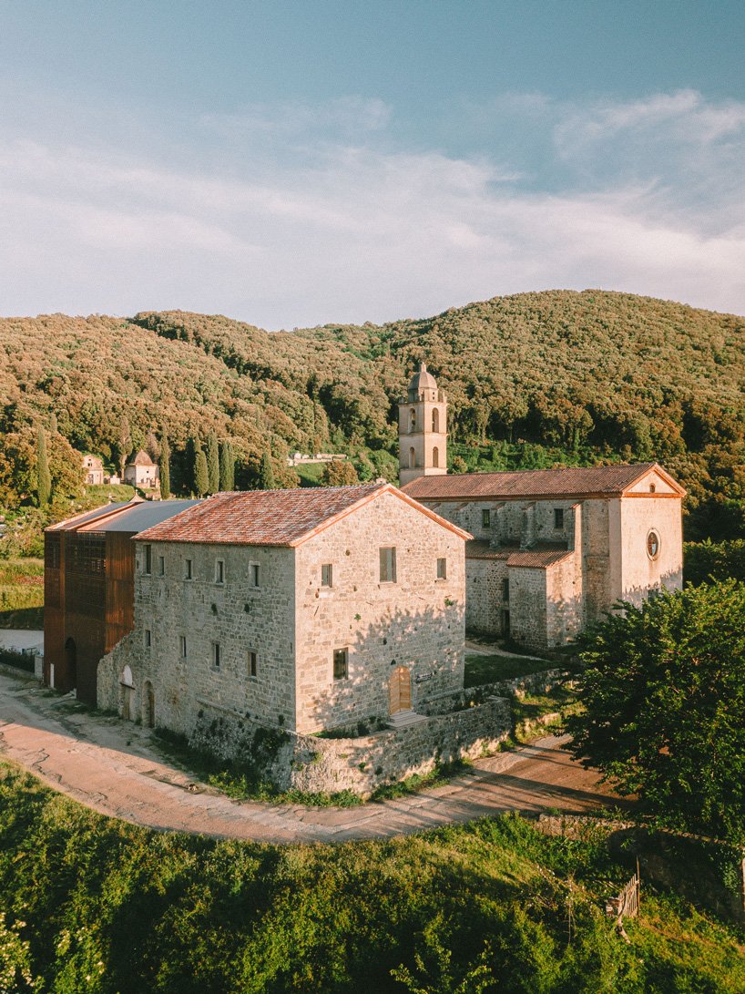 amelia tavella 为科西嘉岛 15 世纪修道院添加了铜包层扩建部分