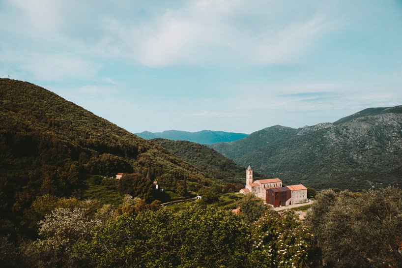 amelia tavella 为科西嘉岛 15 世纪修道院添加了铜包层扩建部分