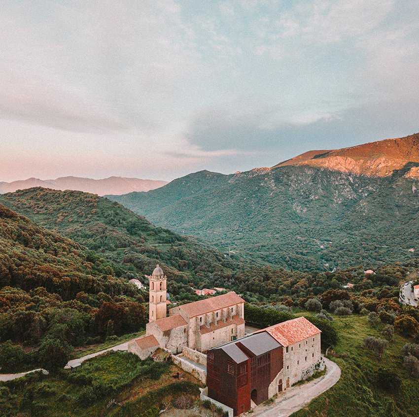 amelia tavella 为科西嘉岛 15 世纪修道院添加了铜包层扩建部分