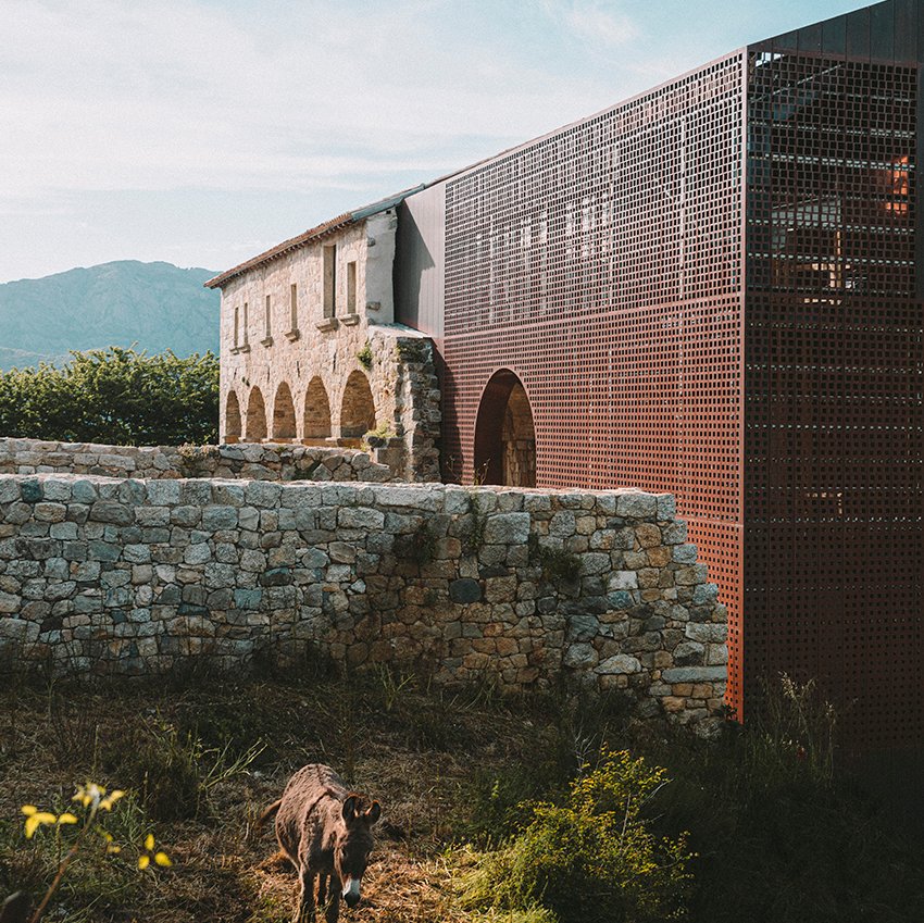 amelia tavella 为科西嘉岛 15 世纪修道院添加了铜包层扩建部分