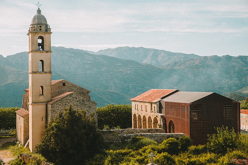 amelia tavella 为科西嘉岛 15 世纪修道院添加了铜包层扩建部分