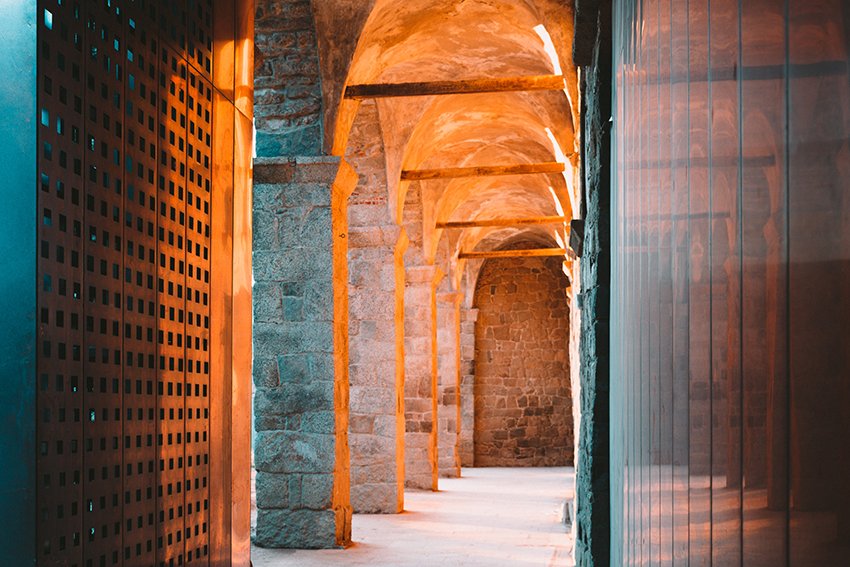 amelia tavella 为科西嘉岛 15 世纪修道院添加了铜包层扩建部分