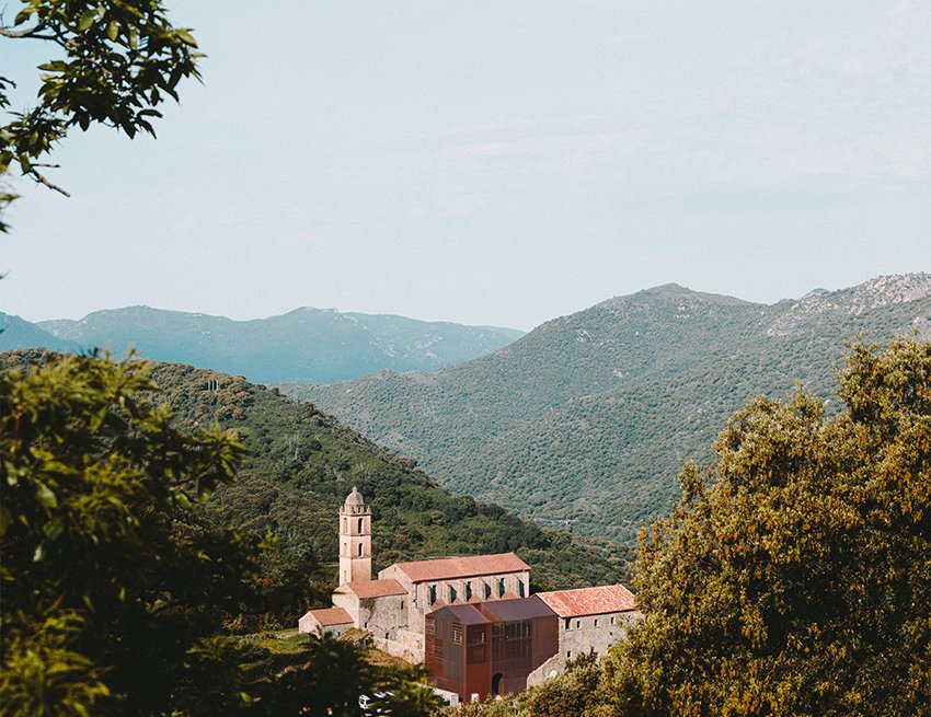 amelia tavella 为科西嘉岛 15 世纪修道院添加了铜包层扩建部分