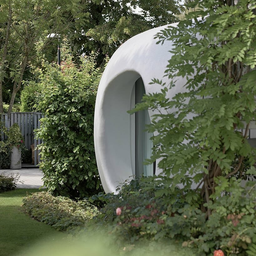 curved timber frame shapes an amorph living sculpture by lechner & lechner