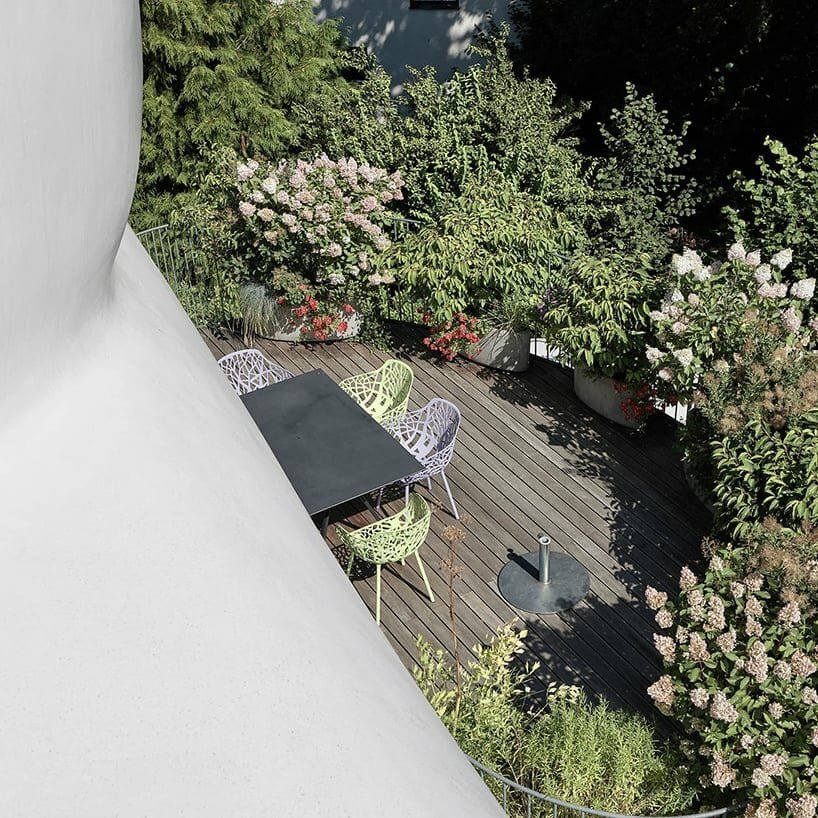 curved timber frame shapes an amorph living sculpture by lechner & lechner