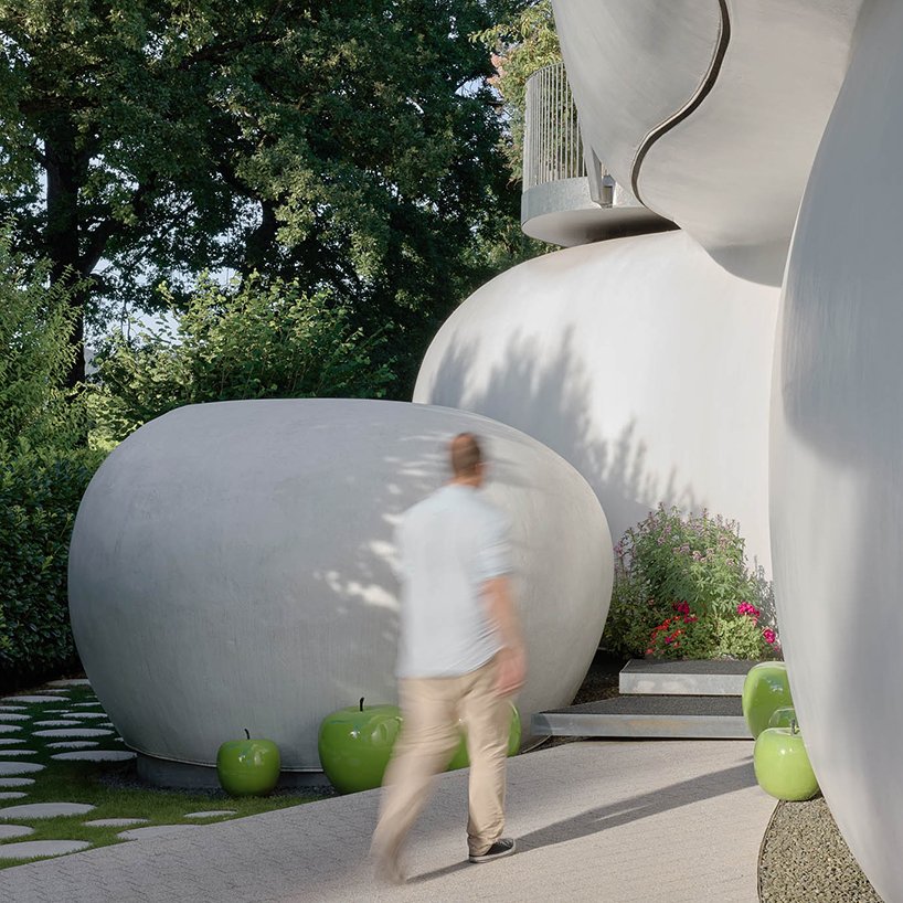 curved timber frame shapes an amorph living sculpture by lechner & lechner