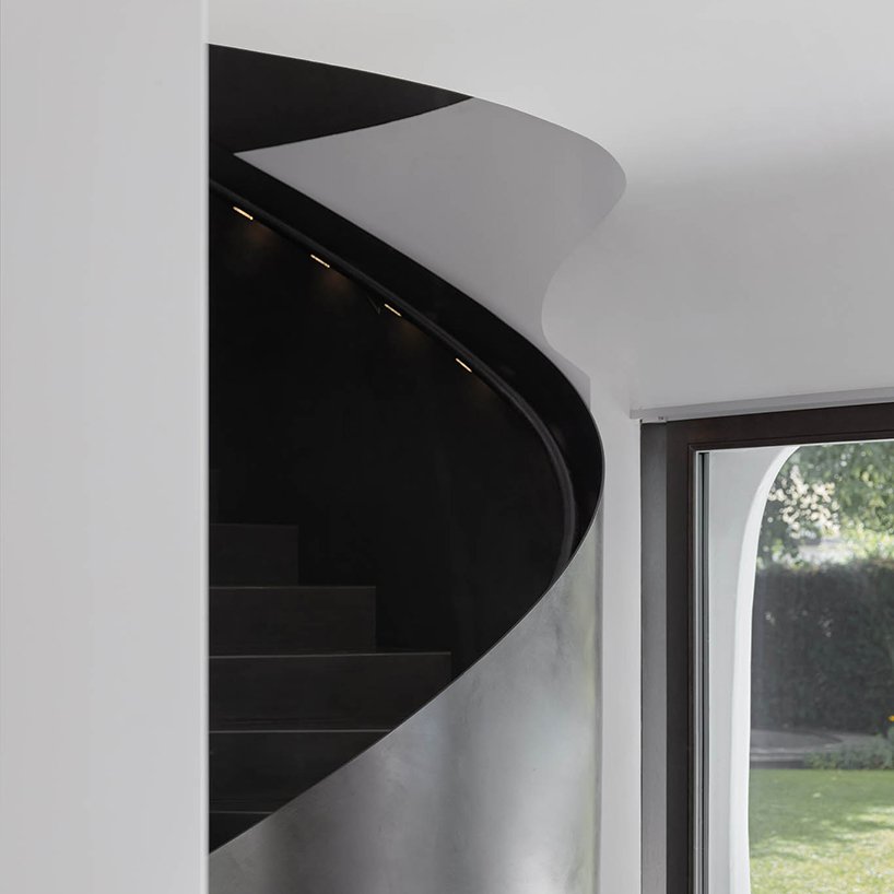 curved timber frame shapes an amorph living sculpture by lechner & lechner