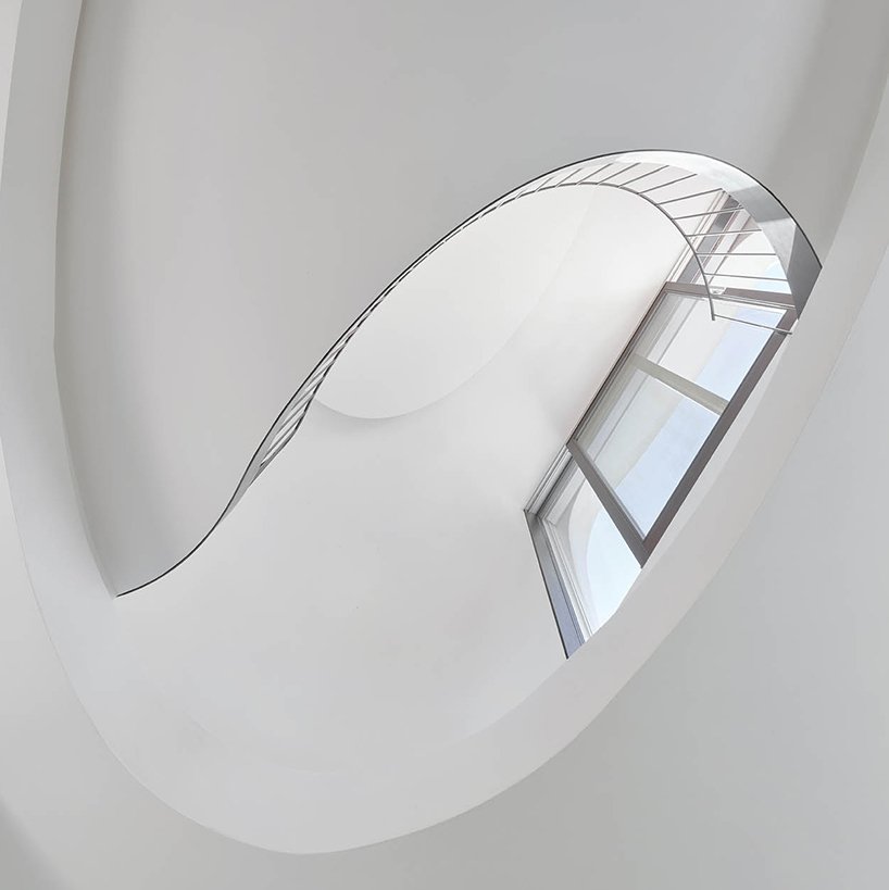 curved timber frame shapes an amorph living sculpture by lechner & lechner