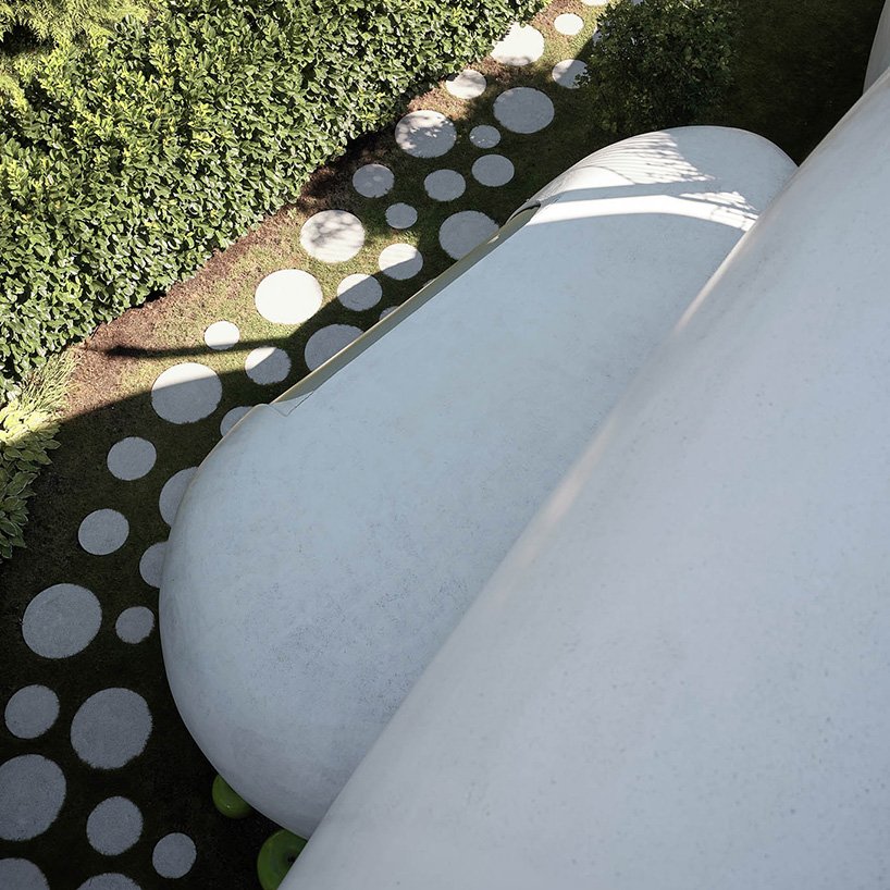 curved timber frame shapes an amorph living sculpture by lechner & lechner