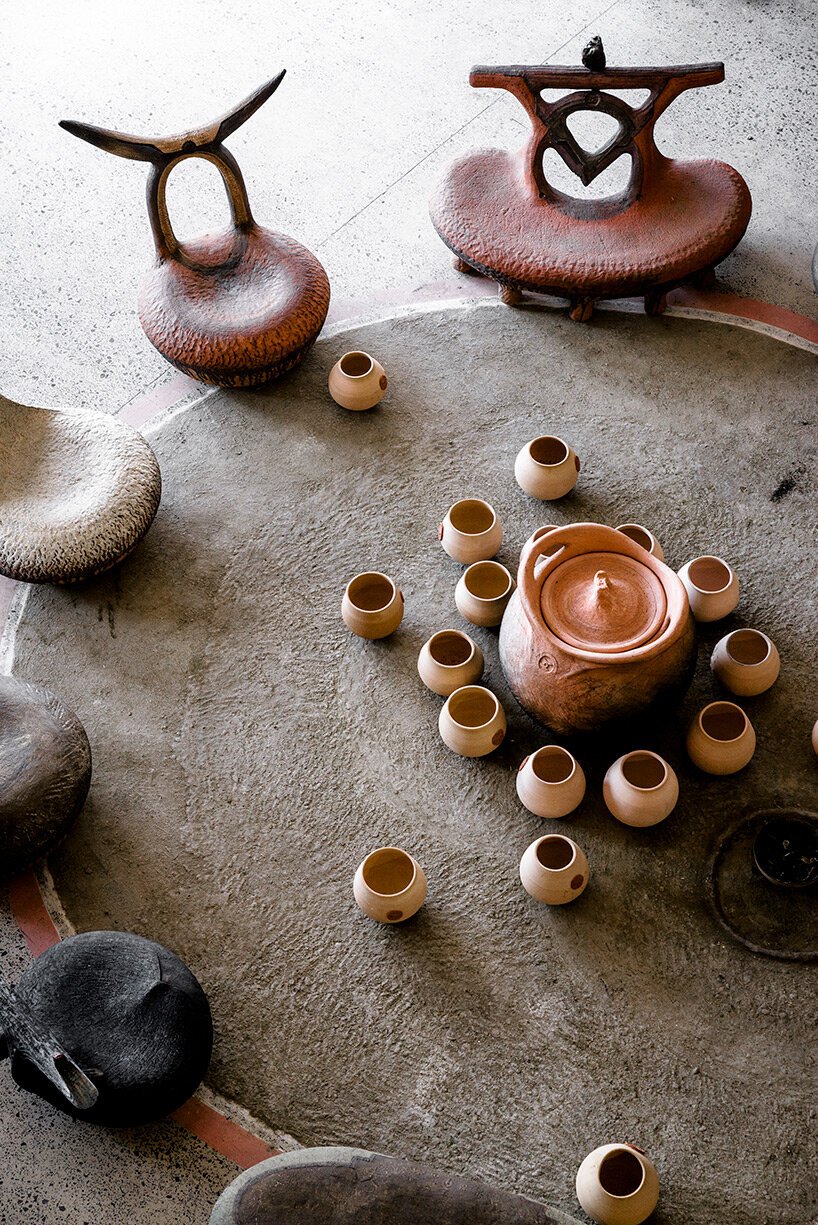 Andile dyalvane 谈祖先、社区和他为弗里德曼·本达的“对话中的设计”设计的雕塑陶瓷座椅