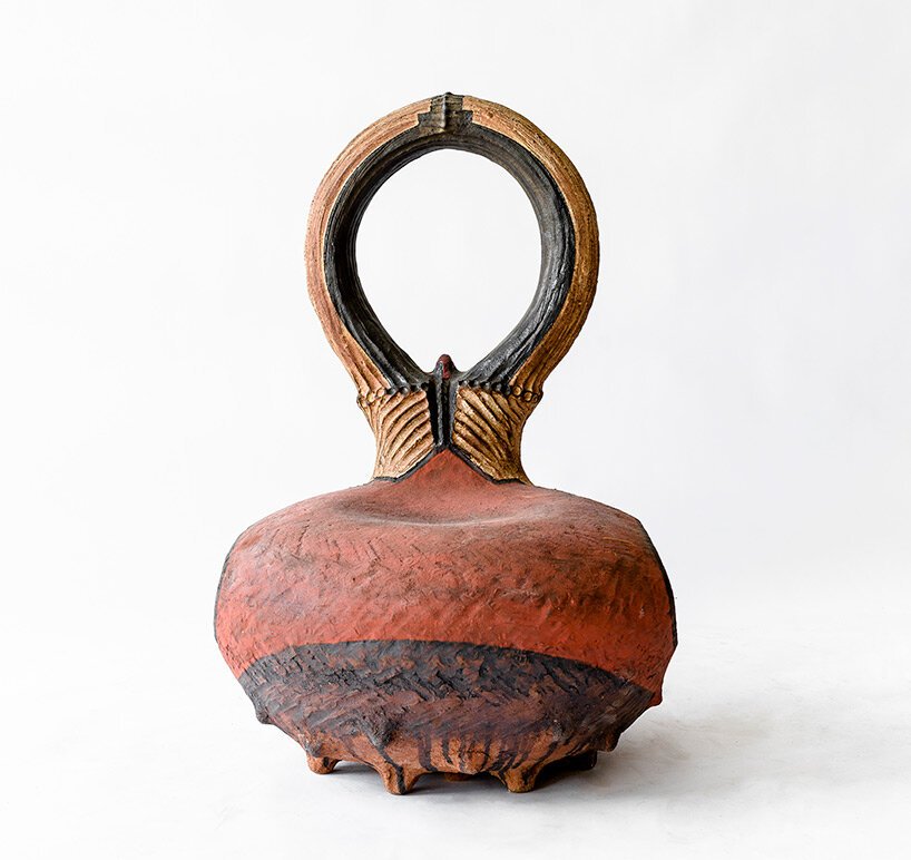 Andile dyalvane 谈祖先、社区和他为弗里德曼·本达的“对话中的设计”设计的雕塑陶瓷座椅